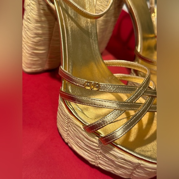 NWT - VALENTINO Garavani Flower Raffia Platform Gold Heels - Picture 7 of 13